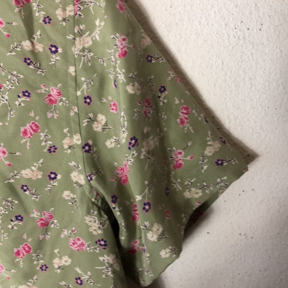 🔥HP🔥. Vintage Petite SILK sophisticate button up.    4 - Picture 4 of 7
